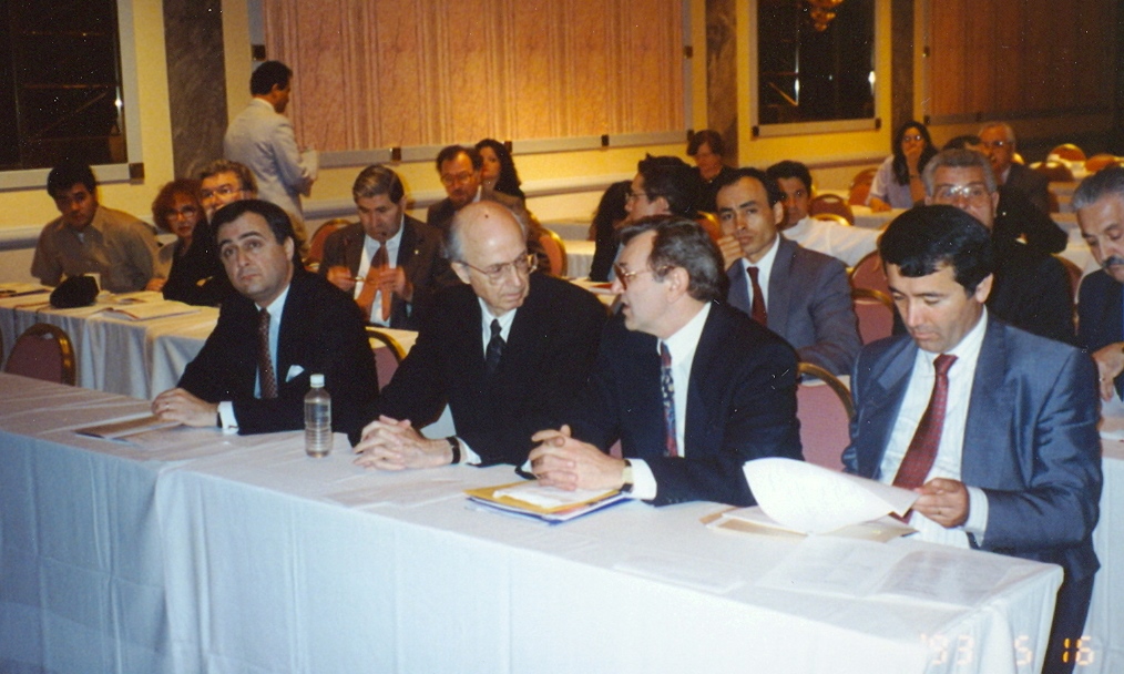 Prof. Dr. Nadir Devlet ABD'de 1993 (sağ başta eski Bakan Ahat Andican)