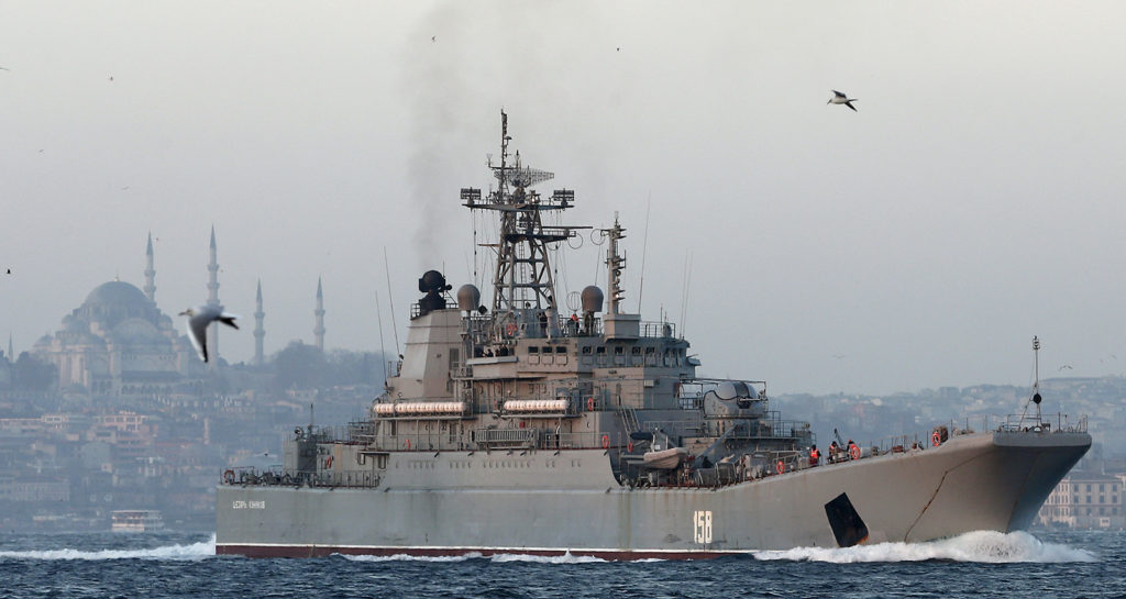 Rus savaş gemisi Caesar Kunikov İstanbul Boğazında (2015)