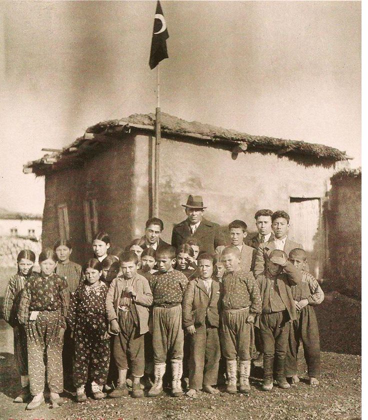 İsmail Hakkı Tonguç, bir Köy Enstitüsü mezunu öğretmeninin çalıştığı köy okulunu ziyaretinde öğrenciler ile birlikte,1940.